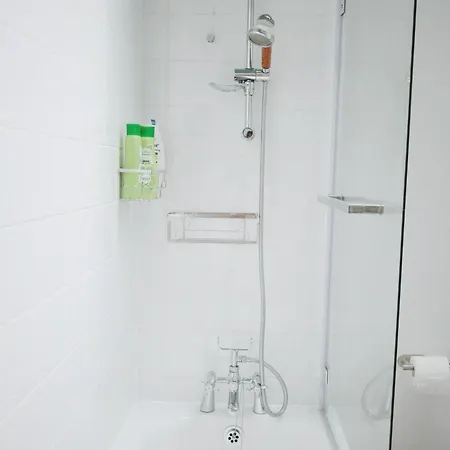 Апартаменти A Cosy Garden Flat In A Quiet Area Close To The Centre Бристоль